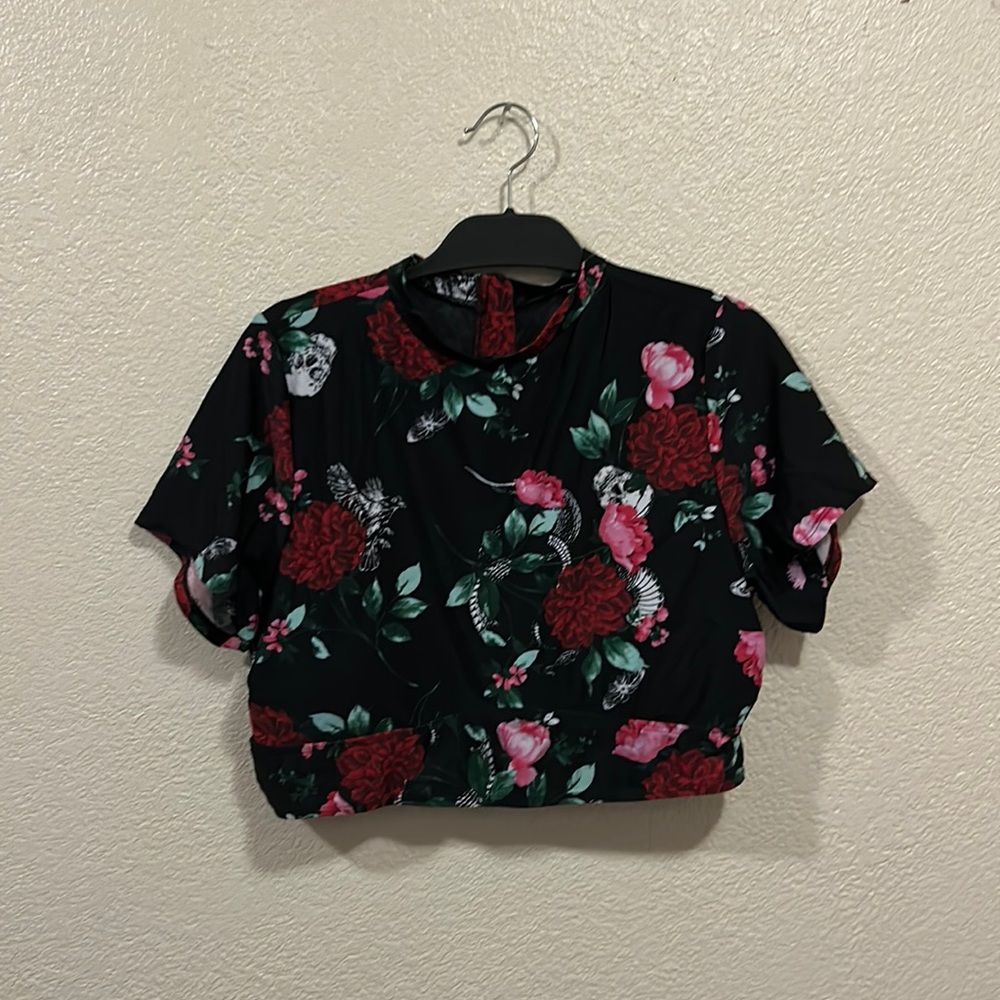 Torrid size 2 (US size 2X) Swim Crop Top Floral/Skull